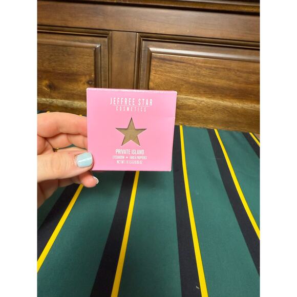 Jeffree Star Cosmetics Pressed Pigment Eyeshadow Private Island NEW IN BOX - Picture 3 of 4